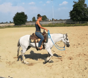 Foto 8 - Montare in capezza è possibile quando il cavallo conosce alla perfezione le pressioni della capezza. In tal caso può essere un ottimo esercizio per valutare il grado di preparazione del cavallo.